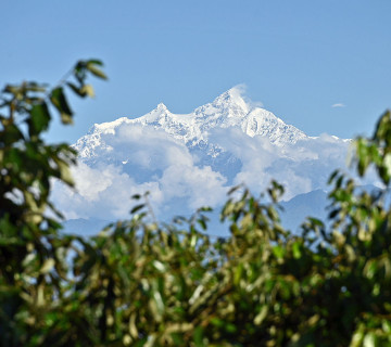 भैरवी मन्दिरबाट मुस्कुराएको हिमाल (फोटो फिचर)